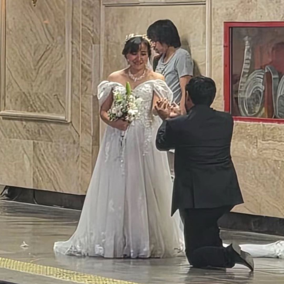 Con Vestido de Novia y Traje: Así Hicieron Propuesta de Matrimonio en Metro Hidalgo